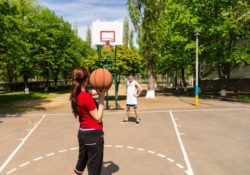 pareja jugando a baloncesto en el parque